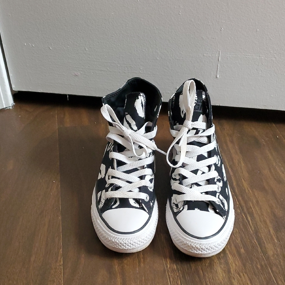 Converse Black and White Lip Print Sneakers - Picture 4 of 8